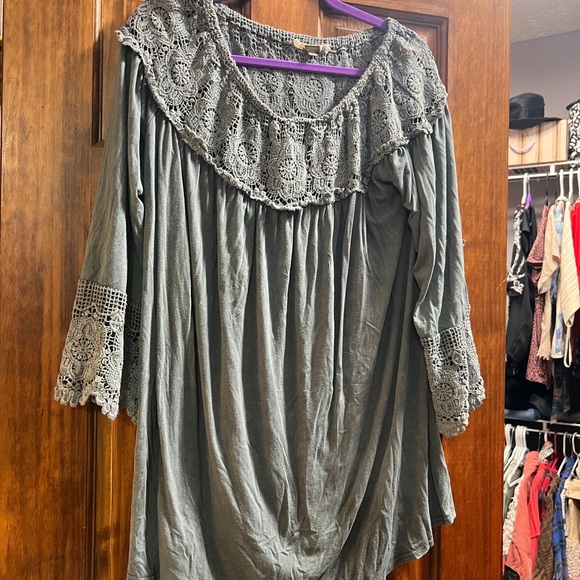 Gimmicks Top - Picture 4 of 4